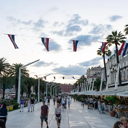 Charming 5 Min Walk From Old Town Apartman *