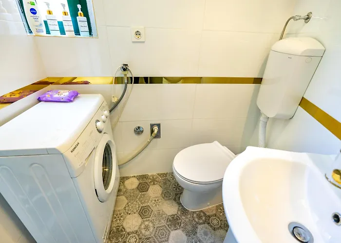 Charming 5 Min Walk From Old Town דירה ספליט