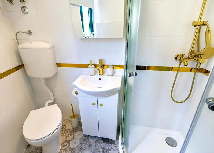 Charming 5 Min Walk From Old Town דירה *