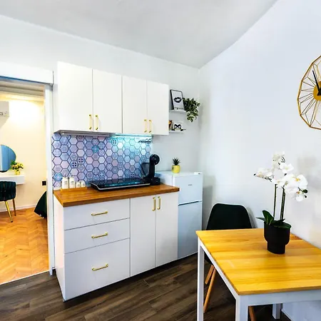 Charming 5 Min Walk From Old Town Σπλιτ